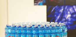 Acqua minerale, la bottiglia che paga il petrolio: come il conflitto in Medio Oriente pu&ograve; far lievitare il prezzo