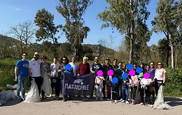 Plastic Free al Bosco Bellia: volontari e bambini trasformano la pulizia in un messaggio di speranza