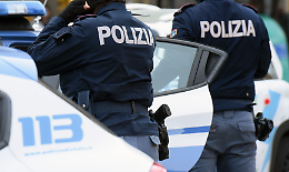 Raffica di spari contro la vetrina di un negozio in piazza Palestro a Catania: indagini in corso