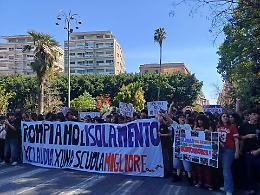 Il corteo per Claudia, studentessa morta suicida: &laquo;Non un caso isolato, la salute mentale &egrave; politica&raquo;. Davanti al Cutelli esplode la rabbia