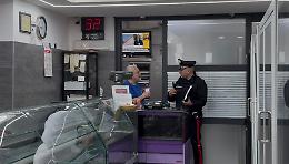 Giarre, rapina alla pasticceria Saker: il personale reagisce e colpisce un rapinatore