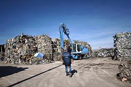 Getta per errore 7mila euro nel cassonetto dell'indifferenziata e dopo corre dai carabinieri