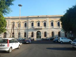 Follia nel carcere di Piazza Lanza a Catania: detenuto attacca gli agenti con una padella
