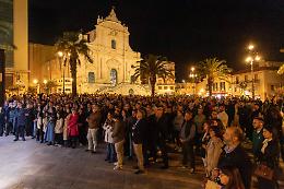 Ispica e il voto, Muraglie apre la campagna elettorale con un bagno di folla in piazza