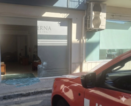 Ragusa, auto sfonda una vetrina: paura in via delle Madonie