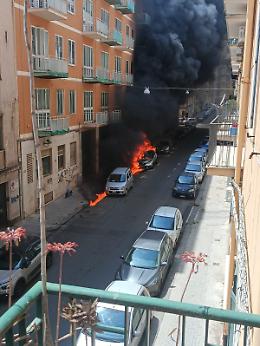 Catania, esplode un'auto in via Coviello: fiamme altissime e fumo nero 