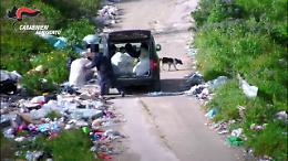 Scaricavano rifiuti sulla strada statale 123: incastrati e denunciati 23 "furbetti"