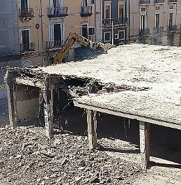 Nel cantiere di piazza Lupo &laquo;operai al lavoro senza protezioni sul tetto&raquo;