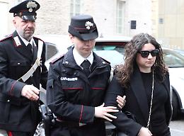 Ventiquattro anni per Chiara Petrolini: colpevole di un omicidio, assolta per l'altro
