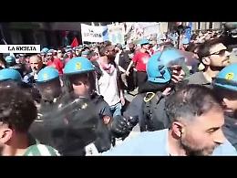 Tensioni al corteo del 25 aprile a Milano: la Brigata ebraica si stacca, cori pro-Palestina e controlli della polizia