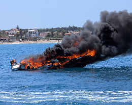 Imbarcazione in fiamme al largo di Noto: paura per due diportisti di Avola
