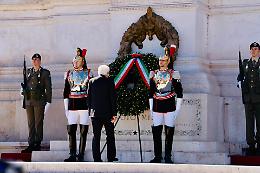 25 aprile, Mattarella rende omaggio ai Caduti all'Altare della Patria. Meloni: &laquo;La libert&agrave; &egrave; l'unico antidoto al totalitarismo&raquo;