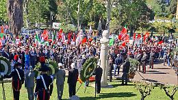 La contestazione a Lagalla per il 25 aprile di Palermo: cori "vergogna" e bandiere palestinesi per l'incontro con l'ambasciatore israeliano