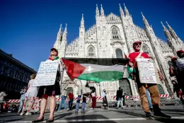 Un 25 aprile ad alta tensione tra Roma, Milano e Palermo: uomo in mimetica e casco integrale spara con pistola ad aria compressa