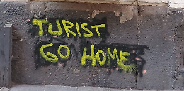 &ldquo;Tourist go home&rdquo;: il malessere che emerge nel centro di Catania