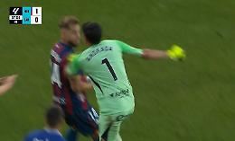 Zaragoza - Huesca, il video del pugno violentissimo del portiere all'avversario fa il giro del web 