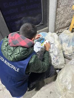 La Polizia Ambientale stana i "furbetti" dei rifiuti: nel Lotto Centro scatta blitz notturno con 143 multe 