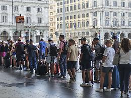 Primo maggio in sciopero: disagi a macchia di leopardo su trasporti, sanit&agrave; e beni culturali