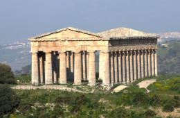 Segesta Teatro Festival: Lella Costa riporta "Lisistrata" in scena, inno di ironia, resistenza e speranza