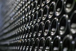Una cantina abusiva con 8.000 litri di vino: la chiusura nell'Agrigentino