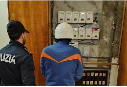 Maxi intervento della Polizia: denunciati due giovani per fuga e possesso di grimaldelli; altri due per furto di energia
