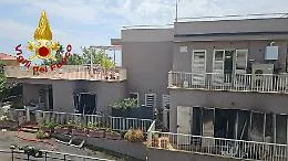 Fiamme in via Luigi Pirandello a San Gregorio di Catania: vigili del fuoco neutralizzano bombole e mettono in salvo gli inquilini