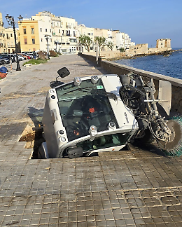 Voragine sul lungomare di Trapani "inghiotte" un mezzo di pulizia: chieste le dimissioni del sindaco