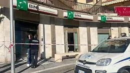 Assalto al bancomat con l&rsquo;esplosivo: sportello sventrato e soldi portati via