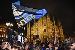 Inter campione d'Italia: il 21&deg; scudetto fa esplodere San Siro e scatena caroselli a Milano