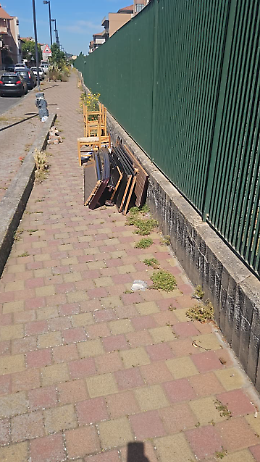 Degrado in via Ferrara a Montepalma: erba alta e rifiuti abbandonati chiedono intervento