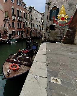 Cade in acqua tra i canali di Venezia e annega: la vittima &egrave; un ragazzo 