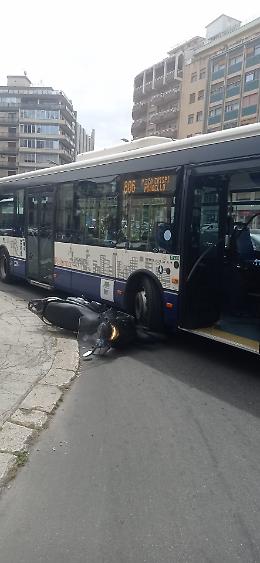 Paura a Palermo per lo scontro tra un autobus e uno scooter