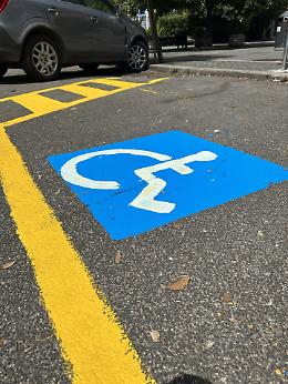Pass disabili e pass rosa per circolazione e parcheggi riservati: come richiederli con pratiche semplici e digitali 