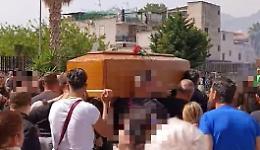 Polemica per lo stop al mercatino rionale per i funerali di un pregiudicato, il video dell'ultimo saluto a Barone
