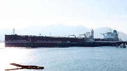 Hormuz, tornano gli scontri tra Usa e Iran: missili sui porti, esplosioni nel Golfo. Rischio nuova escalation