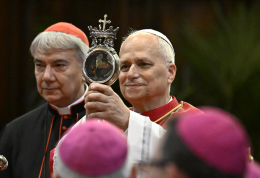 Papa Leone XIV omaggia San Gennaro: bacia l'ampolla del sangue gi&agrave; sciolto