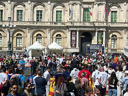 Corri Catania: Piazza Universit&agrave; da stamattina si &egrave; trasformata in una palestra a cielo aperto, anteprima della corsa-camminata che scatter&agrave; domani alle 10