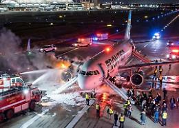Follia all'aeroporto di Denver: cammina sulla pista e viene risucchiato e ucciso dalla turbina di un aereo