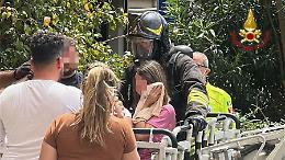 Librino, i vigili del fuoco domano un incendio partito dal vano contatori: evacuato un palazzo