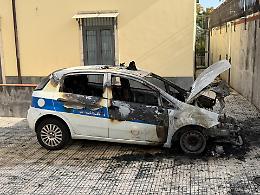 Santa Venerina, col volto travisato d&agrave; fuoco a un'auto della polizia locale: indagano i carabinieri
