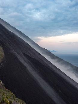 Eruzione lampo a Stromboli: colata lavica nella Sciara del Fuoco e tremori in aumento