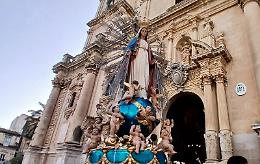 Maria della Medaglia a Ragusa, suggestiva la processione con il simulacro