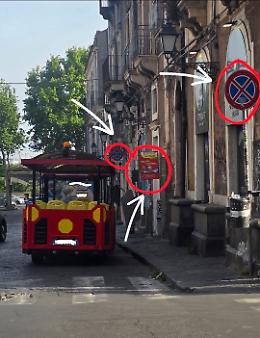Commercianti di piazza San Placido a Catania: capolinea di bus turistici paralizza il centro storico