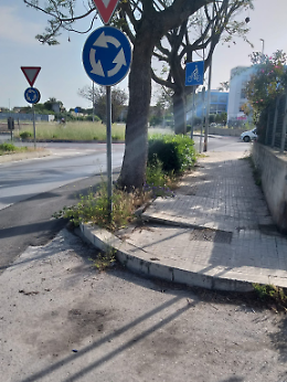 &ldquo;Siracusa: se non inciampi, stai sbagliando strada.  Scivolo disabili conquistato dalle erbacce&rdquo;