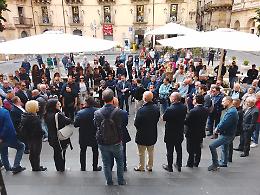 Caltagirone scende in piazza contro roghi e intimidazioni: &laquo;Non vogliamo arrenderci&raquo;