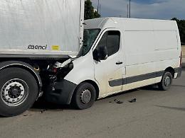 Incidente nella zona industriale di Agrigento: furgone si schianta contro un camion