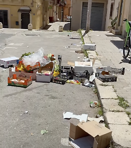 Piazza Solferino abbandonata e nel degrado dopo il mercato, Ragusa in Movimento: "Basta con queste scene"