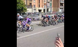 Giro d'Italia shock, ciclista urla: "Terroni!" agli spettatori lungo il percorso. E la risposta non &egrave; da lord... 