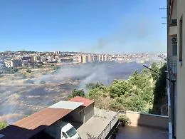 Catania,  bruciano gli orti di Cibali: fiamme alimentate dal vento. M5s: &laquo;Troppo comodo pensare a una coincidenza&raquo;