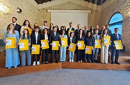 "Staffetta" tra camici bianchi: giurano i giovani medici, riconoscimento ai colleghi laureati da 50 anni